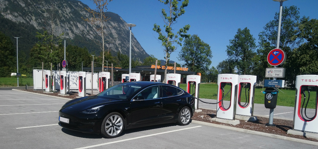 Tesla am Supercharger